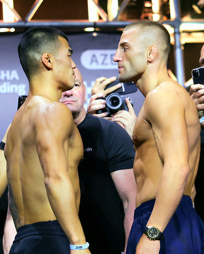 제41회 국제삼보연맹 세계선수권대회 컴뱃 부문 금메달리스트 고석현이 2025년 6월 아제르바이잔 바쿠 크리스털 홀 UFC on ABC 8 공개 계체 행사에서 Contender Series 시즌7 출신 오반 엘리엇과 마주 보고 있다. 사진=TKO