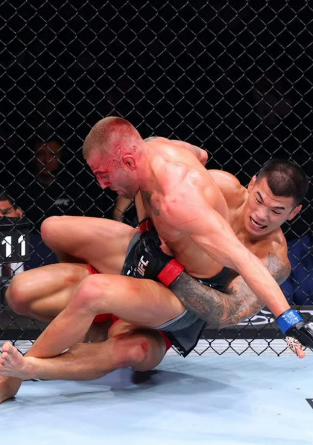 고석현은 ‘탑독’ 엘리엇을 상대로 완벽한 그라운드 기술을 선보였다. 사진=데이나 화이트 컨텐더 시리즈 SNS