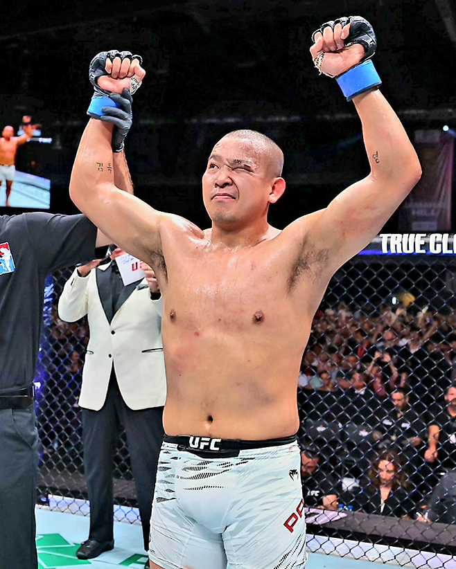 박준용이 반칙을 당한 눈을 뜨지 못한 채 2025년 6월 아제르바이잔 바쿠 크리스털 홀 UFC on ABC 8 제5경기 승리 선언을 받고 있다. 사진=TKO