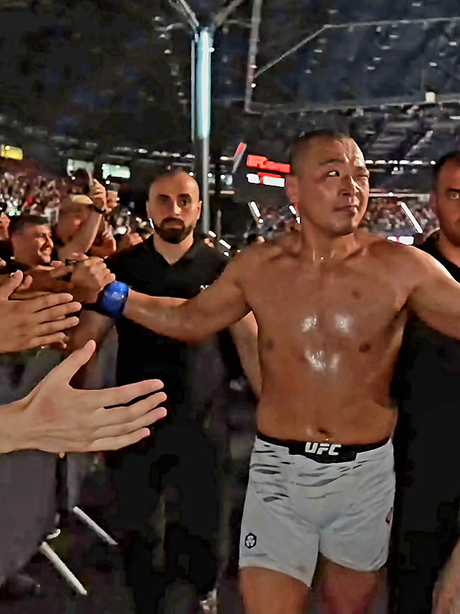 박준용이 2025년 6월 UFC on ABC 8 제5경기 승리 후 반칙을 당한 눈을 뜨지 못한 채 아제르바이잔 바쿠 크리스털 홀을 떠나고 있다. 사진=TKO