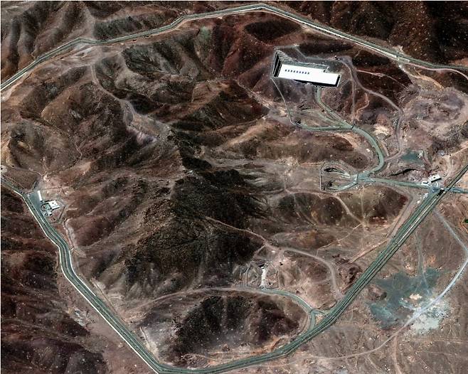 지난 14일(현지시각) 미국 민간 위성업체인 맥사(MAXAR) 테크놀로지가 촬영한 이란 포르도 핵시설 모습//로이터=뉴스1