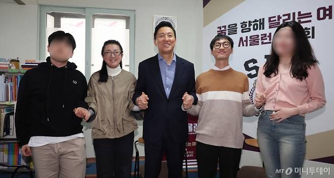 [서울=뉴시스] 홍효식 기자 = 오세훈 서울시장이 8일 오전 서울 금천구 독산로 한 공부방에서 열린 2025년 서울런 학생 초청 간담회에 앞서 참석자들과 기념촬영하고 있다. (공동취재) 2025.04.08. photo@newsis.com /사진=홍효식