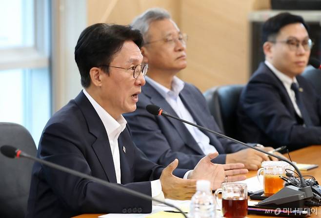 [대구=뉴시스] 김민석 국무총리 후보가 20일 대구 수성구 대구디지털혁신진흥원에서 열린 AX 연구거점 조성을 위한 경청 간담회에서 인사말을 하고 있다. 2025.06.20.