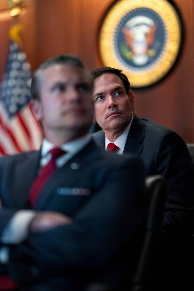 미국 마코 루비오 국무장관(오른쪽)과 피트 헤그세스 국방장관이 21일(현지시간) 이른바 '워룸'으로 불리는 백악관 상황실에서 이란 핵 개발시설 공습을 지켜보고 있다. /사진제공=미 백악관