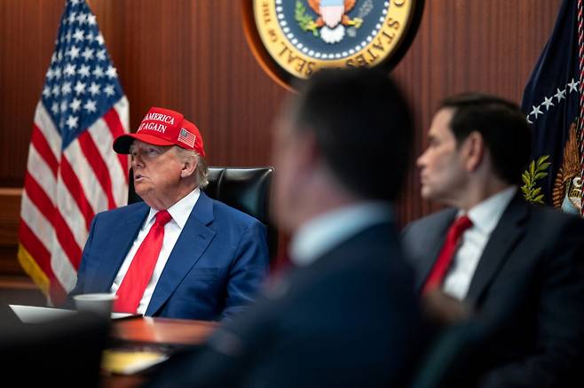 도널드 트럼프 미국 대통령이 21일(현지시간) 이른바 '워룸'으로 불리는 백악관 상황실에서 이란 핵 개발시설 공습을 지켜보고 있다. /사진제공=미 백악관