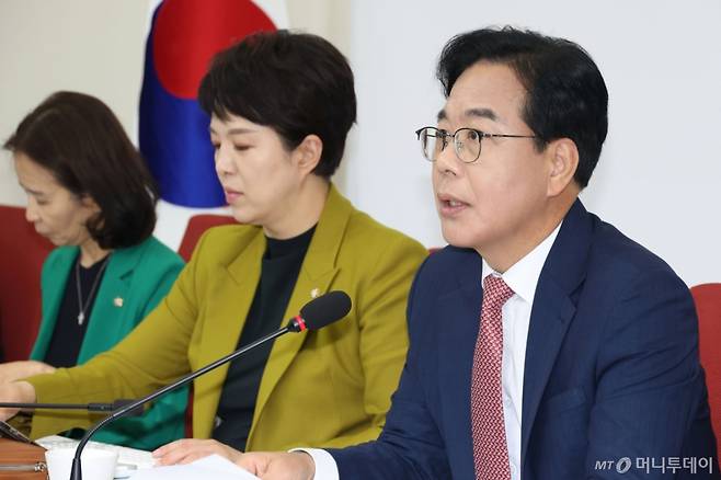 (서울=뉴스1) 이광호 기자 = 송언석 국민의힘 원내대표가 22일 오후 서울 여의도 국회에서 이재명 대통령과 여야 지도부 오찬 관련 기자간담회를 하고 있다. 2025.6.22/뉴스1 Copyright (C) 뉴스1. All rights reserved. 무단 전재 및 재배포, AI학습 이용 금지. /사진=(서울=뉴스1) 이광호 기자