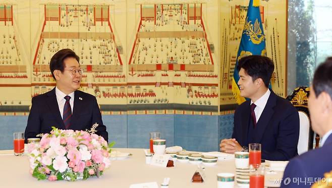 [서울=뉴시스] 최진석 기자 = 이재명 대통령이 22일 한남동 관저에서 열린 여야 지도부와 오찬에서 발언하고 있다. 오른쪽은 김용태 국민의힘 비상대책위원장. (대통령실통신사진기자단) 2025.06.22. myjs@newsis.com /사진=최진석