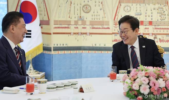 [서울=뉴시스] 최진석 기자 = 이재명 대통령이 22일 한남동 관저에서 열린 여야 지도부와 오찬에서 발언하며 미소짓고 있다. 왼쪽은 김병기 더불어민주당 당대표 직무대행 겸 원내대표. (대통령실통신사진기자단) 2025.06.22. myjs@newsis.com /사진=최진석