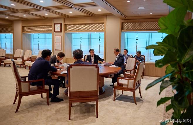 (서울=뉴스1) 박지혜 기자 = 대통령실은 20일 이재명 대통령이 지난 19일 서울 용산구 대통령실 청사에서 참모진과 회의 하는 모습을 SNS에 공개했다. (이재명 대통령 SNS. 재판매 및 DB 금지)  2025.6.20/뉴스1  Copyright (C) 뉴스1. All rights reserved. 무단 전재 및 재배포,  AI학습 이용 금지. /사진=(서울=뉴스1) 박지혜 기자