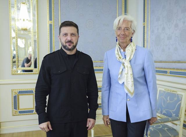 볼로디미르 젤렌스키(왼쪽) 우크라이나 대통령과 크리스틴 라가르드 유럽은행 총재가 지난 19일 우크라이나 키이우에서 회담을 가진 뒤 기념촬영을 하고 있다. EPA 연합뉴스