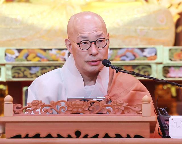 조계종 총무원장 진우스님이 22일 서울 강남구 봉은사 법왕루에서 열린 조계종 평등세상을 위한 사회적 약자 초청 특별법회에 참석해 인사말을 하고 있다. 연합뉴스