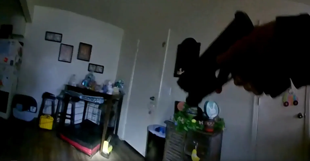 외출할 때 손주들을 우리에 가둔 50대 할머니의 집 사진. 뉴욕포스트 캡처