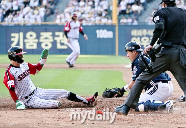 22일 오후 서울 잠실야구장에서 진행된 '2025 프로야구 KBO리그' LG트윈스와 두산베어스의 경기. LG 박해민이 3회말 1사 만루서 오스틴의 희생타때 홈으로 쇄도하고 있다. 홈에서 세이프./잠실 = 송일섭 기자