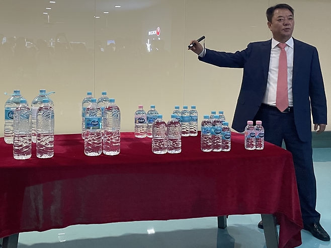 16일 중국 백산수 신공장에서 안명식 연변농심법인장이 백산수에 대해 설명하고 있다. 전새날 기자