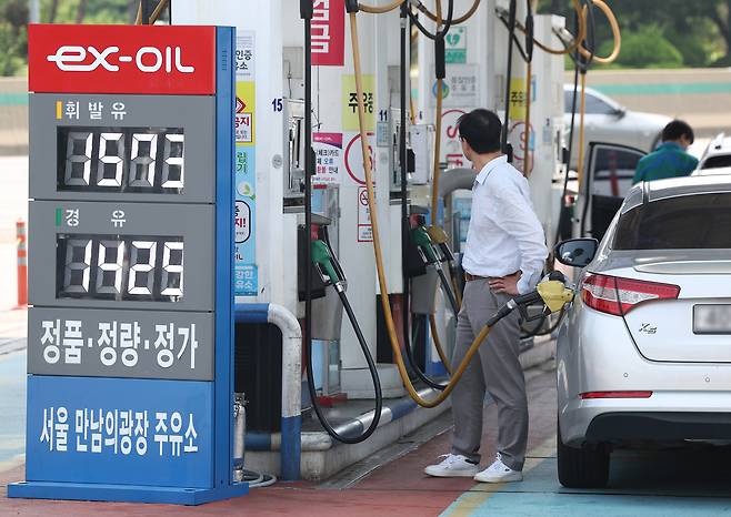 이스라엘과 이란의 군사적 긴장이 고조되며 국내 유가도 상승세로 전환했다.      사진은 18일 서울 서초구 만남의광장 고속도로 휴게소 주유소에 기름값 안내판이 놓여 있다. <연합뉴스>