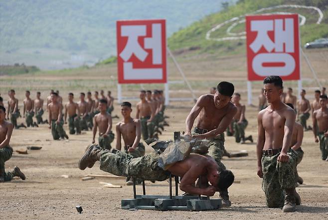 노동당 기관지 노동신문은 특수작전구분대 전술종합훈련과 땅크(전차)병구분대 대항경기, 시범화력협동훈련이 전날 조선인민군 수도방어군단 제60훈련소에서 진행됐다며 김 위원장이 참관했다고 14일 보도했다. [평양 노동신문=뉴스1]