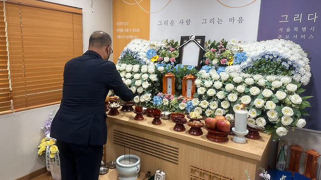 경기도 고양시 서울시립승화원 2층 ‘그리다’ 빈소에서 무연고 사망자 유모씨와 신모씨의 장례식이 치러졌다. 텅빈 영정사진이 눈에 띈다. 경예은 기자.