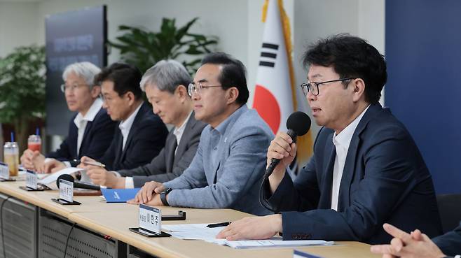 이한주 국정기획위원회 위원장이 22일 서울 종로구 국정기획위원회에서 열린 기자간담회에서 취재진 질문에 답하고 있다. [연합]