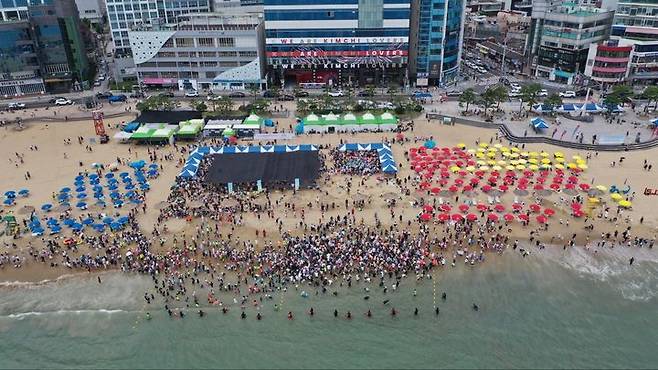 [부산=뉴시스] 부산 광안리해수욕장 어린이 조개잡이 체험 행사 (사진=부산 수영구 제공) 2025.06.22. photo@newsis.com *재판매 및 DB 금지