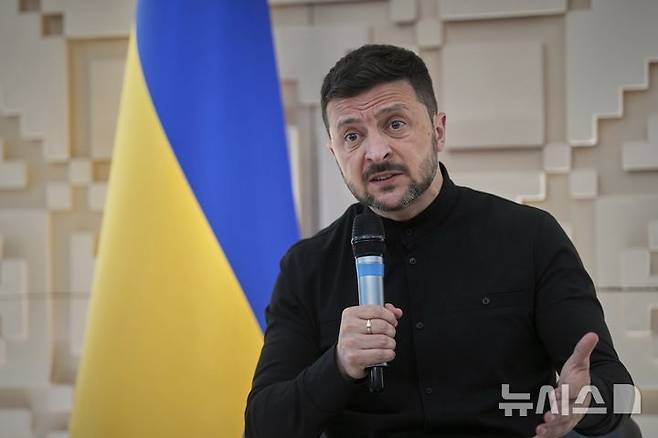 [앙카라=AP/ 뉴시스] 볼로디미르 젤렌스키 우크라이나 대통령은 21일(현지 시간) "우크라이나 전체는 우리 것"이라는 블라디미르 푸틴 러시아 대통령의 주장과 관련 도널드 트럼프 미국 대통령의 대응을 요구하고 나섰다. 사진은 젤렌스키 대통령이 지난 5월 15일 튀르키예 앙카라 주재 우크라이나 대사관에서 기자회견하고 있는 모습. 2025.06.22.