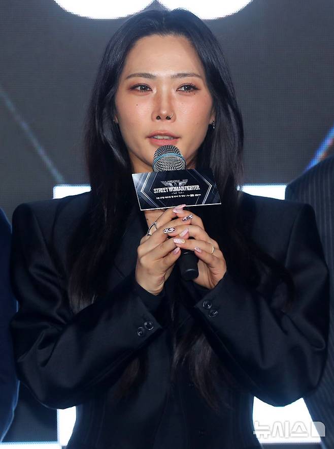 [서울=뉴시스] 김혜진 기자 = 댄서 허니제이가 27일 오전 서울 강남구 에스제이쿤스트할레에서 열린 Mnet '월드 오브 스트릿 우먼 파이터' 제직발표회에서 인사말을 하고 있다. 2025.05.27. jini@newsis.com
