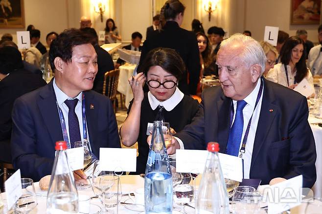 [프랑스=뉴시스]박완수(왼쪽) 경남도지사가 지난 19일(현지시각) 프랑스 파리 인터컨티넨탈 호텔에서 열린 '경상남도 투자유치설명회'에서 라파랭 전 프랑스 총리와 환담을 나누고 있다.(사진=경남도 제공) 2025.06.22. photo@newsis.com