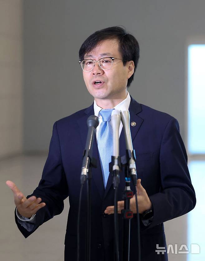 [인천공항=뉴시스] 김선웅 기자 = 대미 통상 관련 협상 총괄을 맡고 있는 여한구 산업통상자원부 통상교섭본부장이 22일 인천국제공항을 통해 미국으로 출국하며 취재진과 만나 정부 입장을 설명하고 있다. 이재명 정부와 트럼프 행정부의 첫 번째 고위급 통상 접촉이 되는 이번 방미에서 여한구 통상교섭본부장이 이끄는 범정부 대표단은 제이미슨 그리어 미국 무역대표부 대표와 면담을 갖고 3차 기술협의를 진행할 예정이다. 2025.06.22. mangusta@newsis.com