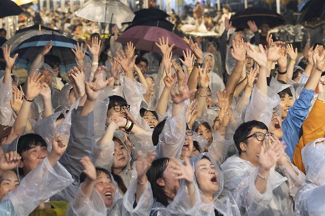 [칠곡=뉴시스] 빗속에서 축제 즐기는 관광객들. (사진=칠곡군 제공) 2025.06.22 photo@newsis.com *재판매 및 DB 금지