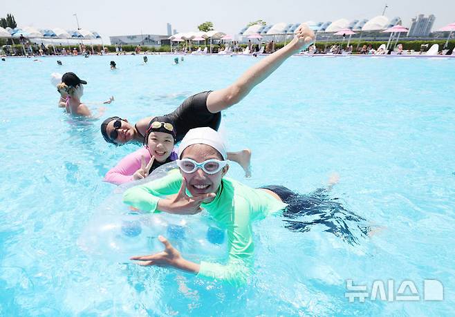 [서울=뉴시스] 김진아 기자 = 무더운 날씨를 보인 22일 서울 서초구 잠원한강공원 수영장을 찾은 어린이들이 물놀이를 하며 즐거운 시간을 보내고 있다. 뚝섬·여의도·잠원한강공원 수영장과 잠실·양화·난지한강공원 물놀이장은 8월 31일까지 73일간 운영한다. 2025.06.22. bluesoda@newsis.com