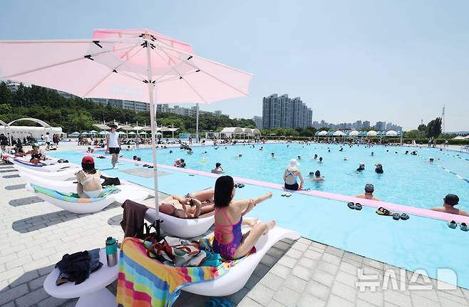 [서울=뉴시스] 김진아 기자 = 무더운 날씨를 보인 22일 서울 서초구 잠원한강공원 수영장을 찾은 시민들이 물놀이를 하며 즐거운 시간을 보내고 있다. 뚝섬·여의도·잠원한강공원 수영장과 잠실·양화·난지한강공원 물놀이장은 8월 31일까지 73일간 운영한다. 2025.06.22. bluesoda@newsis.com