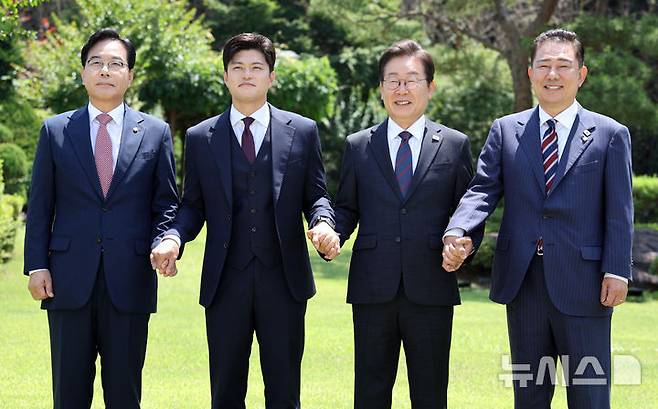 [서울=뉴시스] 최진석 기자 = 이재명 대통령이 22일 한남동 관저에서 여야 지도부와 오찬에 앞서 기념촬영하고 있다. 왼쪽부터 국민의힘 송언석 원내대표, 김용태 비상대책위원장, 이 대통령, 김병기 더불어민주당 당대표 직무대행 겸 원내대표. (대통령실통신사진기자단) 2025.06.22. myjs@newsis.com