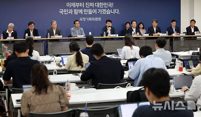 [서울=뉴시스] 홍효식 기자 = 이한주 국정기획위원회 위원장이 22일 서울 종로구 정부서울청사 창성동 별관 브리핑실에서 기자간담회를 하고 있다. 왼쪽부터 국정기획위원회 홍현익 외교안보분과위원장, 홍창남 사회2분과위원장, 이찬진 사회1분과위원장, 박홍근 국정기획분과위원장, 이한주 위원장, 정태호 경제1분과위원장, 이춘석 경제2분과위원장, 이해식 정치행정분과위원장, 조승래 대변인. 2025.06.22. yesphoto@newsis.com