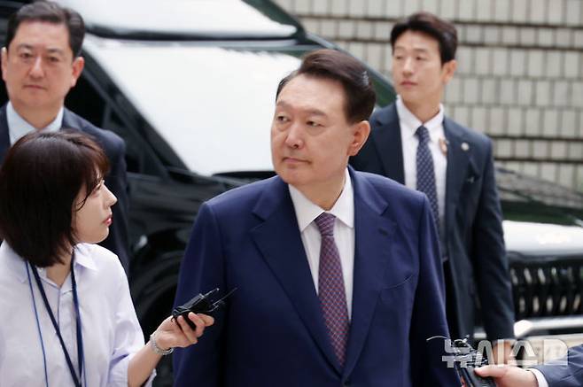 [서울=뉴시스] 사진공동취재단 = 윤석열 전 대통령이 16일 오전 서울 서초구 서울중앙지방법원에서 열린 내란 우두머리 혐의·직권남용 권리행사 방해 혐의 사건 7차 공판에 출석하며 취재진 질문을 듣고 있다. 2025.06.16. photo@newsis.com