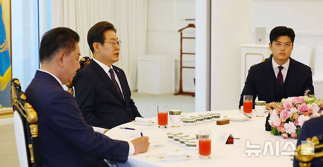 [서울=뉴시스] 최진석 기자 = 이재명 대통령이 22일 한남동 관저에서 열린 여야 지도부와 오찬에서 발언하고 있다. 왼쪽부터 김병기 더불어민주당 당대표 직무대행 겸 원내대표, 이 대통령, 김용태 국민의힘 비상대책위원장. (대통령실통신사진기자단) 2025.06.22. myjs@newsis.com