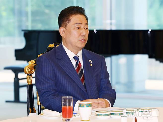 [서울=뉴시스] 최진석 기자 = 김병기 더불어민주당 당대표 직무대행 겸 원내대표가 22일 한남동 관저에서 열린 이재명 대통령의 여야 지도부와 오찬에서 발언하고 있다. (대통령실통신사진기자단) 2025.06.22. myjs@newsis.com