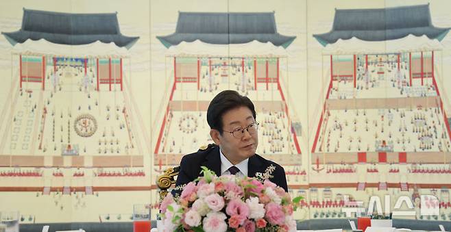 [서울=뉴시스] 최진석 기자 = 이재명 대통령이 22일 한남동 관저에서 열린 여야 지도부와 오찬에서 김용태 국민의힘 비상대책위원장의 발언을 듣고 있다. (대통령실통신사진기자단) 2025.06.22. myjs@newsis.com