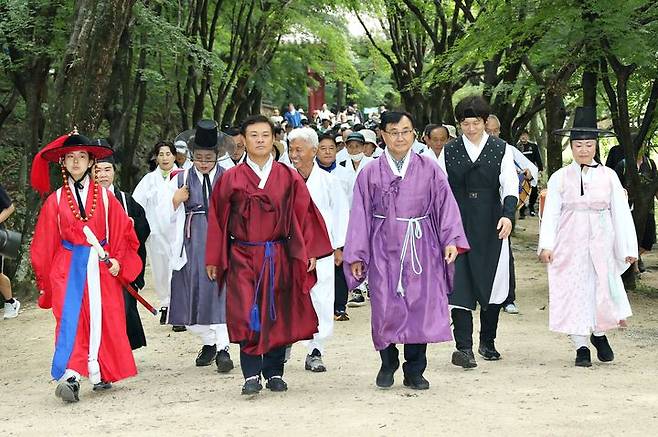 [정읍=뉴시스] 22일 정읍 내장산에서 열린 '국가유산지킴이의 날-조선왕조실록 이안 기념행사', 이학수 시장(앞 왼쪽 두번째)과 박일 시의장(앞 왼쪽 세번째)_을 비롯한 행사 참가 행렬이 조선왕조실록 이안길을 걷고 있다. *재판매 및 DB 금지