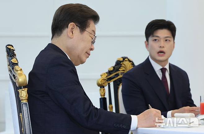 [서울=뉴시스] 최진석 기자 = 이재명 대통령이 22일 한남동 관저에서 열린 여야 지도부와 오찬에서 김용태 국민의힘 비상대책위원장의 발언을 듣고 있다. (대통령실통신사진기자단) 2025.06.22. myjs@newsis.com