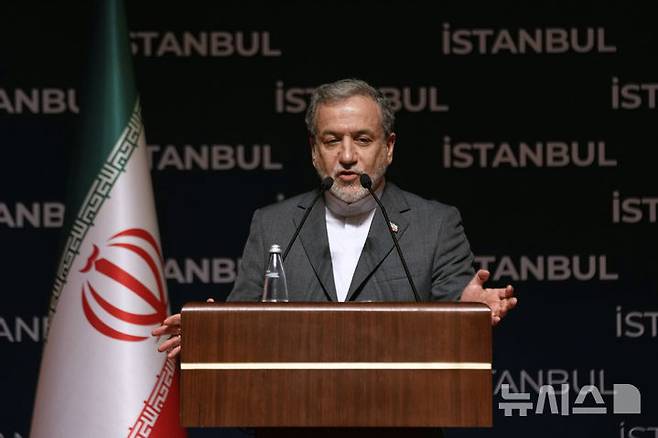 [AP/뉴시스] 이란의 아라그치 외무장관이 22일 미국의 이란 핵시설 공격과 관련해 튀르키예에서 기자회견을 하고 있다