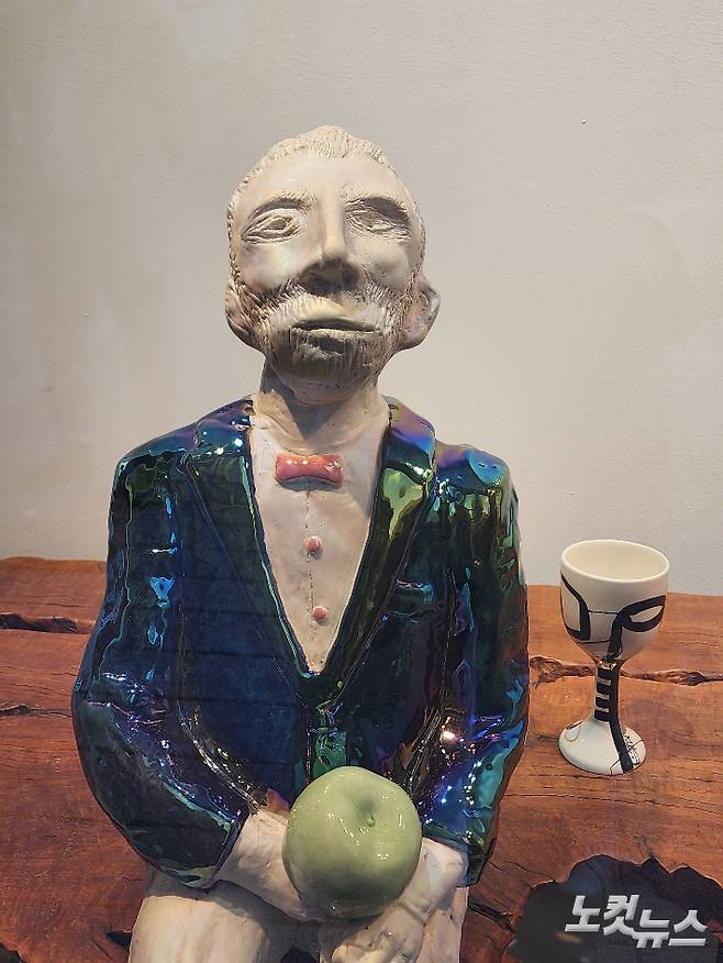 연두색 사과를 들고 있는 파란빛 양복을 걸친 고흐도 등장한다. 그의 작품은 건축가 윤석민 윤 공간 대표와의 콜라보를 통해 건축물의 가치를 높여주기도 한다. 곽인숙 기자