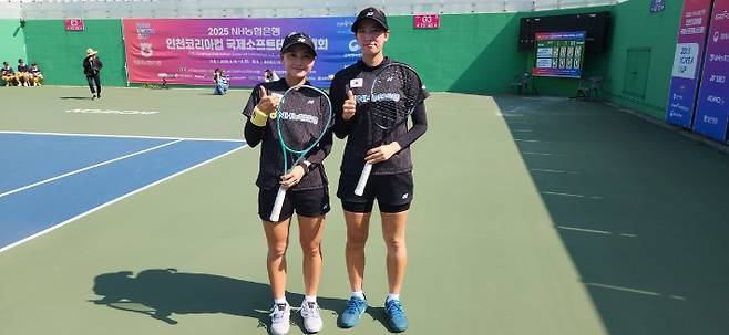 '2025 NH농협은행 인천코리아컵 국제소프트테니스대회' 여자 복식 은메달을 따낸 이민선(왼쪽)-임진아. 대한소프트테니스협회