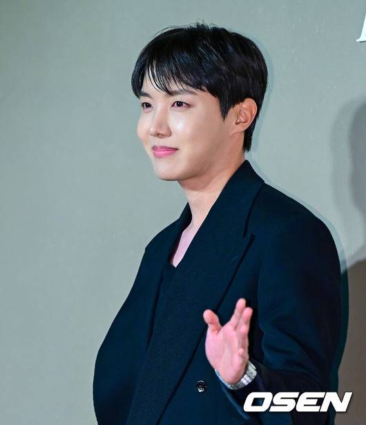 [OSEN=지형준 기자] 22일 오후 서울 성동구 성수동의 한 매장에서 스위스 고급 시계 제조사 포토행사가 열렸다.이날 방탄소년단 제이홉, 배우 차은우, 박신혜, 지진희, 모델 아이린, 셰프 안성재가 참석했다.가수 방탄소년단 제이홉이 포토타임을 하고 있다. 2024.11.22 / jpnews@osen.co.kr