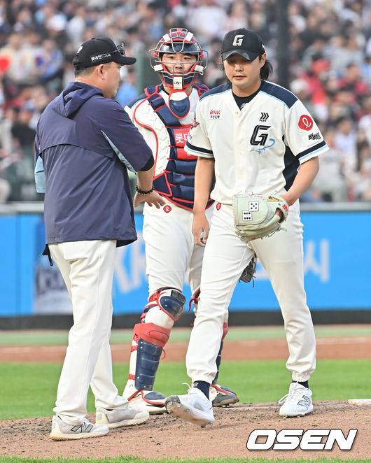 [OSEN=부산, 이석우 기자] 1일 부산 사직야구장에서 2025 신한 SOL 뱅크 KBO 리그 롯데 자이언츠와 SSG 랜더스의 경기가 열렸다. 홈팀 롯데는 이민석이, 방문팀 SSG는 앤더슨이 선발 출전했다.롯데 자이언츠 정철원이 7회초 역전을 허용한 후 교체되고 있다. 2025.06.01 / foto0307@osen.co.kr