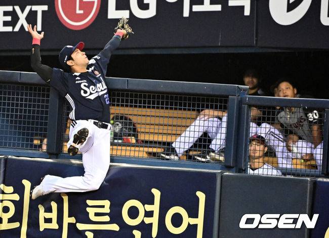 [OSEN=잠실, 지형준 기자] 21일 오후 서울 잠실구장에서 ‘2025 신한 SOL Bank KBO리그’ LG 트윈스와 두산 베어스의 경기가 열렸다.LG는 에르난데스, 두산은 곽빈이 선발로 나섰다.8회말 무사 1루에서 두산 강승호가 LG 박동원의 1루 파울 플라이 타구를 처리하고 있다. 2025.06.21 /jpnews@osen.co.kr