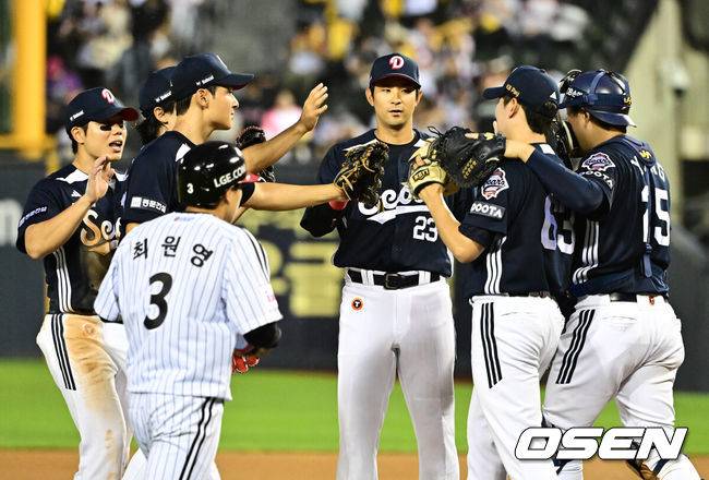 [OSEN=잠실, 지형준 기자] 프로야구 두산 베어스가&nbsp;LG 트윈스에 재역전 승리를 거뒀다.&nbsp;두산은&nbsp;21일 서울 잠실구장에서 열린 2025 KBO리그 LG와 경기에서 6-5로 승리했다.&nbsp;케이브가 2타점을 기록했고, 오명진이 결승타를 때렸다.&nbsp;경기를 마치고 두산 선수들이 승리를 기뻐하고 있다. 2025.06.21 /jpnews@osen.co.kr