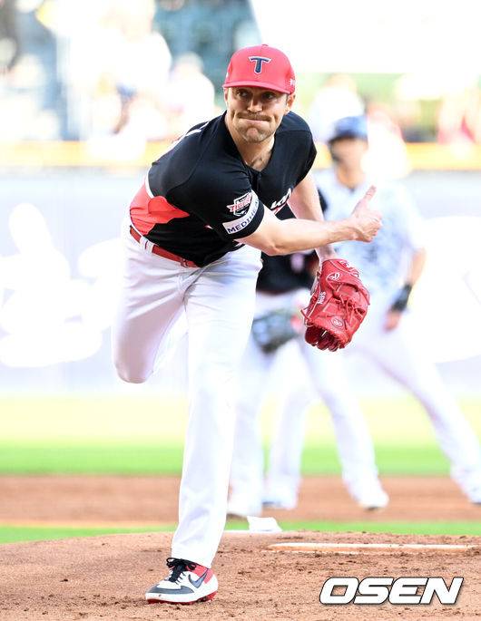 [OSEN=잠실, 이대선 기자] 4일 오후 서울 잠실야구장에서 2025 신한 SOL Bank KBO리그 두산 베어스와 KIA 타이거즈의 경기가 열렸다.두산은 최민석, KIA는 네일을 선발 투수로 내세웠다.1회말 KIA 선발투수 네일이 역투하고 있다. 2025.06.04 /sunday@osen.co.kr