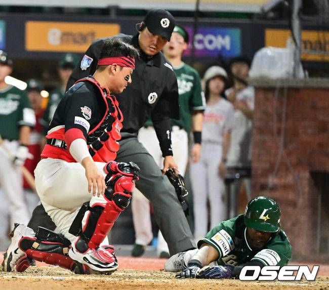 [OSEN=인천, 박준형 기자] 21일 오후 인천 SSG랜더스필드에서 ‘2025 신한 SOL BANK KBO리그’ SSG 랜더스와 KIA 타이거즈의 경기가 진행됐다.이날 SSG는 김광현을, KIA는 양현종을 선발투수로 내세웠다.9회말 2사 1,2루 SSG 박성한의 안타때 KIA 김태군 포수가 2루 주자 에레디아를 태그아웃시키고 있다    2025.06.21 / soul1014@osen.co.kr