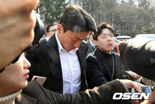 [OSEN=지형준 기자] 축구 선수 황의조(알라니아스포르)가 14일 서울 서초구 서울중앙지법에서 열린 1심 선고 공판에 출석했다.성폭력범죄의처벌등에관한특례법위반 협의로 기소된 황의조는 1심에서 징역 1년에 집행유예 2년을 선고 받았다. 황의조가 1심 선고 공판을 마치고 취재진에 둘러싸여 질문에 답을 하고 있다. 2025.02.14 /jpnews@osen.co.kr