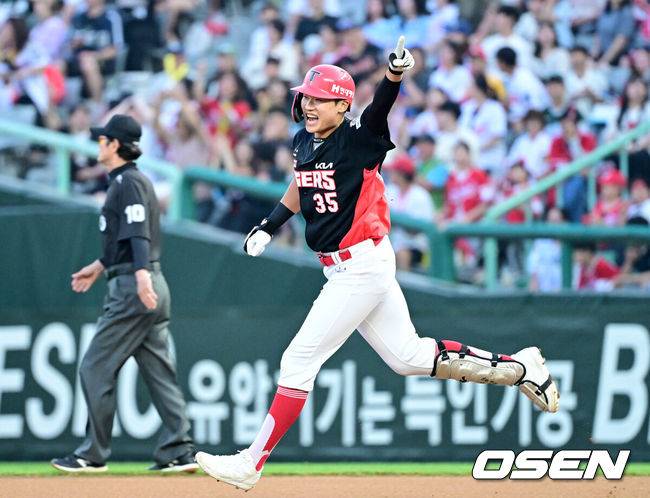 [OSEN=인천, 최규한 기자] 22일 인천 SSG랜더스필드에서 ‘2025 신한 SOL Bank KBO리그’ SSG 랜더스와 KIA 타이거즈의 경기가 열렸다.홈팀 SSG는 드류 앤더슨, 방문팀 KIA는 제임스 네일을 선발로 내세웠다.8회초 1사 1루 상황 KIA 김석환이 역전 우중간 투런포를 날리고 그라운드를 돌며 기뻐하고 있다. 2025.06.22 / dreamer@osen.co.kr