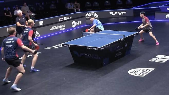 임종훈-안재현 조와 르브렁 형제의 남자복식 결승 경기 장면